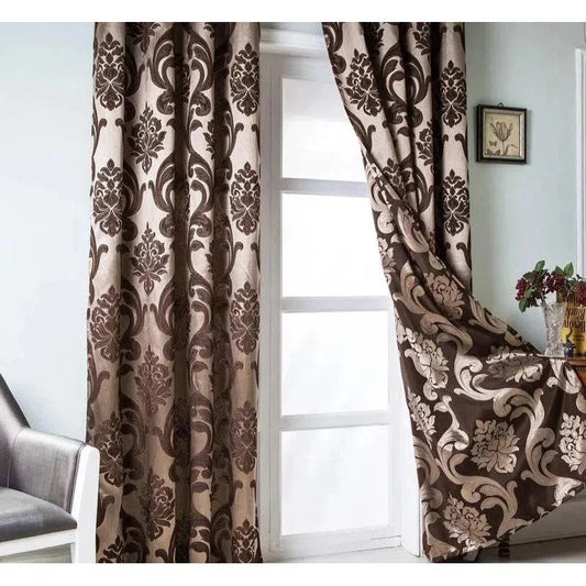Rideaux élégants à motifs floraux marron et beige, ajoutant une touche sophistiquée au salon. Les motifs classiques rehaussent la décoration intérieure tout en filtrant la lumière, créant une ambiance chaleureuse et accueillante. Parfaits pour les fenêtres de séjour, ces rideaux s'harmonisent avec un intérieur moderne et chic.