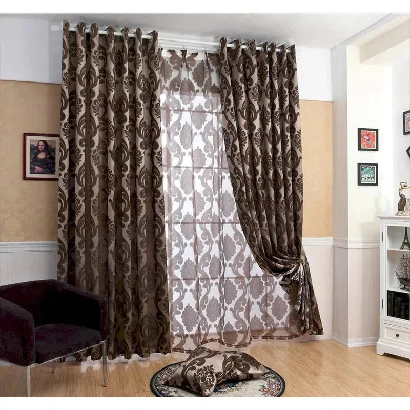 Rideau élégant pour salon avec motif baroque brun, apportant une touche raffinée à votre décoration intérieure. Idéal pour filtrer la lumière et ajouter une ambiance chaleureuse à votre pièce. Convient parfaitement aux espaces de vie contemporains et classiques.