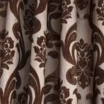 Rideau élégant avec motif floral marron, parfait pour ajouter une touche de sophistication à votre intérieur. Ce design raffiné s'harmonise facilement avec divers styles de décoration, créant une atmosphère chaleureuse et accueillante dans votre salon ou votre chambre. Accessoire idéal pour personnaliser votre espace tout en offrant confort et intimité.