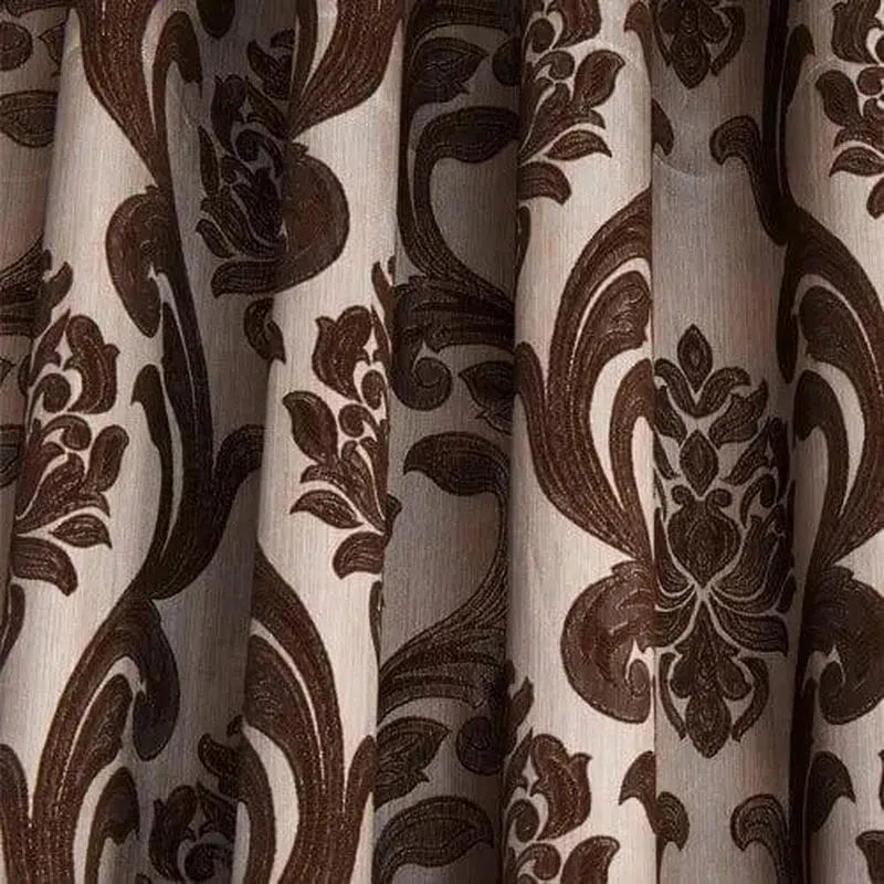 Rideau élégant avec motif floral marron, parfait pour ajouter une touche de sophistication à votre intérieur. Ce design raffiné s'harmonise facilement avec divers styles de décoration, créant une atmosphère chaleureuse et accueillante dans votre salon ou votre chambre. Accessoire idéal pour personnaliser votre espace tout en offrant confort et intimité.