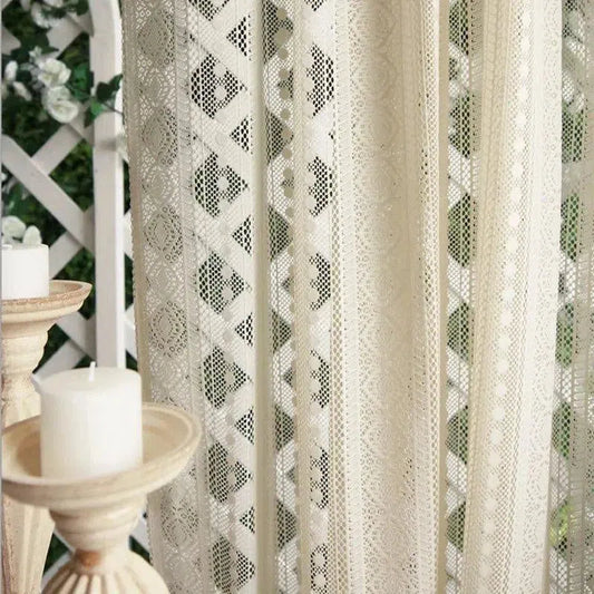 Rideau élégant avec motifs délicats, idéal pour ajouter une touche chic à votre intérieur. Parfait pour la décoration de salon ou chambre à coucher. Son design ajouré permet de filtrer la lumière tout en créant une ambiance chaleureuse. Accessoire de décoration raffiné, ce rideau s'intègre aisément à tout style d'intérieur.