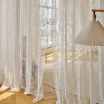 Voilage élégant et raffiné pour une décoration intérieure lumineuse, idéal pour habiller les fenêtres avec style. Crée une ambiance chaleureuse et accueillante dans le salon ou la chambre, en laissant entrer la lumière naturelle tout en préservant l'intimité. Accessoire de décoration tendance pour une maison moderne.