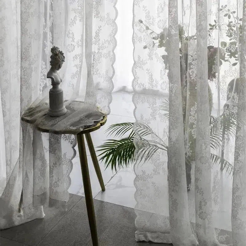 Rideaux élégants ornés de motifs floraux, apportant une touche de sophistication à votre intérieur. Décoration intemporelle idéale pour les salons ou chambres à coucher. Meuble d'appoint en bois avec sculpture décorative, ajoutant un charme artistique à la pièce. Plantes d'intérieur en arrière-plan, créant une ambiance naturelle et apaisante. Parfait pour ceux qui recherchent une décoration raffinée et un style classique dans leur maison.