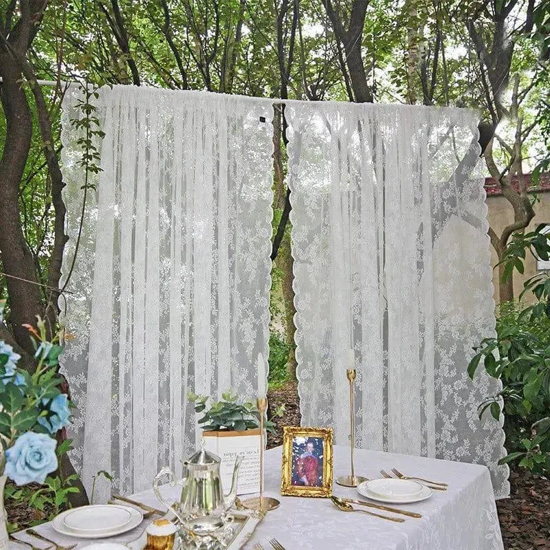 Panneau de rideau élégant offrant une touche de charme vintage pour toute occasion spéciale en extérieur. Idéal pour décorer un mariage, un événement ou un dîner romantique dans le jardin, créant une ambiance intime et raffinée. Complément parfait pour sublimer la table dressée avec de la vaisselle finement disposée et des éléments décoratifs floraux.