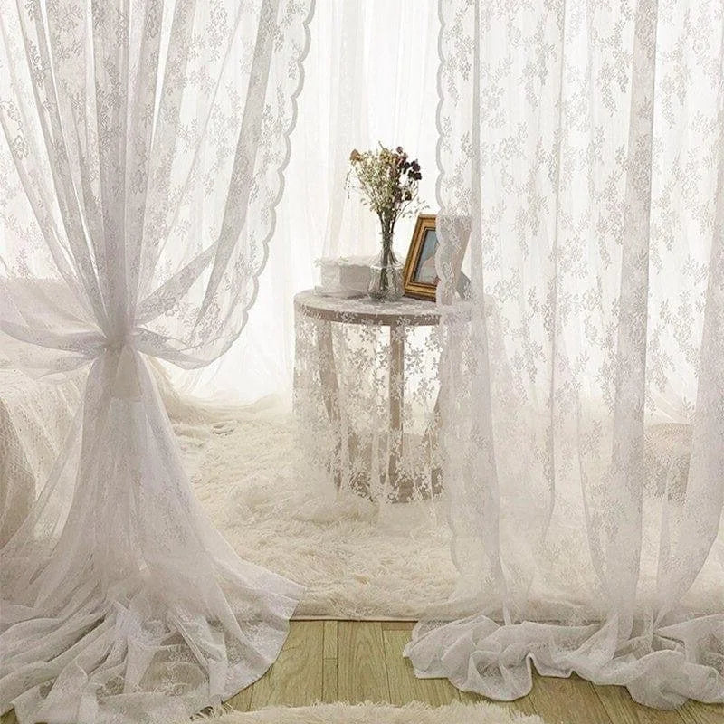 Rideaux élégants blancs avec motifs floraux délicats, idéaux pour créer une ambiance romantique et chaleureuse dans votre intérieur. Ces tentures apportent une touche de sophistication à votre salon ou chambre à coucher, filtrant la lumière pour une atmosphère douce. Parfaits pour sublimer votre décoration intérieure.