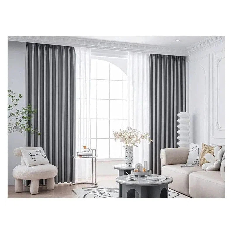 Rideaux modernes gris pour salon élégant, ajoutant une touche chic et contemporaine à la décoration intérieure. Parfaits pour créer une ambiance lumineuse et accueillante grâce à leur style épuré et leurs lignes raffinées. Idéal pour personnaliser votre espace de vie avec sophistication.