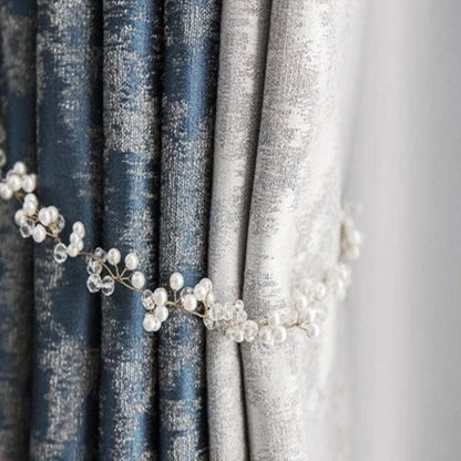Rideaux élégants en deux tons bleu et gris clair, ornés d'un embrasse décorative avec des perles et cristaux, ajoutant une touche de sophistication à votre intérieur. Idéal pour salon ou chambre, ce style chic rehaussera votre décoration avec raffinement. Optimisation de l'espace avec une ambiance chaleureuse et accueillante.