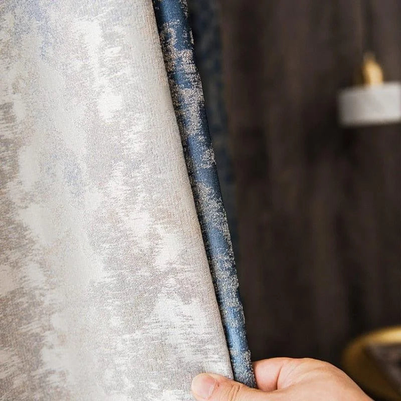 Rideaux élégants avec motifs texturés en blanc et bleu, parfaits pour ajouter une touche sophistiquée à votre intérieur. Accessoire idéal pour décorer le salon ou la chambre, ces rideaux apportent style et élégance tout en filtrant subtilement la lumière extérieure.