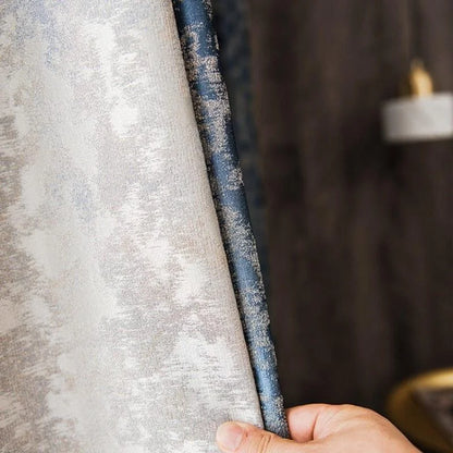 Rideaux élégants avec motifs texturés en blanc et bleu, parfaits pour ajouter une touche sophistiquée à votre intérieur. Accessoire idéal pour décorer le salon ou la chambre, ces rideaux apportent style et élégance tout en filtrant subtilement la lumière extérieure.