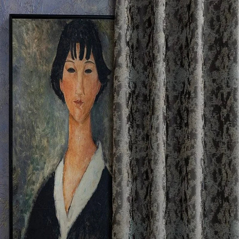 Tableau artistique représentant un portrait féminin, partiellement masqué par un élégant rideau gris texturé, idéal pour une décoration intérieure sophistiquée et moderne. Ce rideau ajoute une touche de mystère et complète parfaitement l'ambiance artistique du tableau, créant un équilibre visuel harmonieux. Parfait pour rehausser l'esthétique d'un salon ou d'un espace galerie.