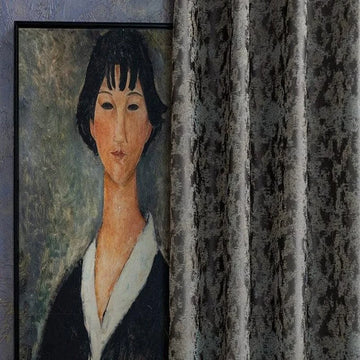 Tableau artistique représentant un portrait féminin, partiellement masqué par un élégant rideau gris texturé, idéal pour une décoration intérieure sophistiquée et moderne. Ce rideau ajoute une touche de mystère et complète parfaitement l'ambiance artistique du tableau, créant un équilibre visuel harmonieux. Parfait pour rehausser l'esthétique d'un salon ou d'un espace galerie.