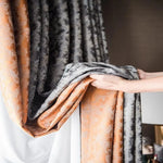 Rideau élégant avec des nuances de gris et d’orange, offrant une touche contemporaine à votre intérieur. Parfait pour ajouter du caractère à votre salon ou chambre à coucher, ce rideau combine esthétique moderne et fonctionnalité pour embellir tout espace de vie.