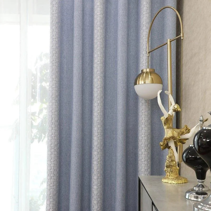Rideau élégant bleu clair avec motif géométrique subtil, parfait pour ajouter une touche contemporaine à votre intérieur. Décoré à côté d'une lampe moderne à socle doré et d'une sculpture artistique, il crée une ambiance chic et sophistiquée dans le salon. Parfait pour sublimer votre espace de vie avec style et élégance.