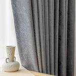 Rideaux élégants de couleur grise pour salon moderne, offrant une ambiance chaleureuse et sophistiquée. Design texturé idéal pour la décoration intérieure. Accessoire parfait pour embellir vos fenêtres tout en préservant l'intimité.