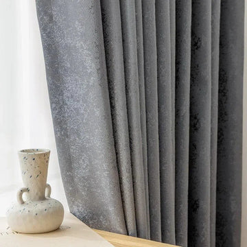 Rideaux élégants de couleur grise pour salon moderne, offrant une ambiance chaleureuse et sophistiquée. Design texturé idéal pour la décoration intérieure. Accessoire parfait pour embellir vos fenêtres tout en préservant l'intimité.