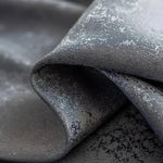Image d'un tissu gris foncé avec un motif texturé, idéal pour la décoration intérieure moderne. Ce textile élégant ajoute une touche sophistiquée aux rideaux, coussins ou couvre-lit. Parfait pour un style contemporain et chic, ce textile se distingue par ses détails subtils et son fini raffiné. Choix idéal pour rehausser l'esthétique d'un salon ou d'une chambre.