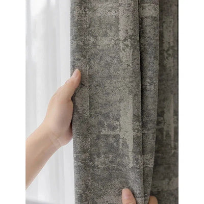 Rideau gris élégant avec motif texturé pour une décoration intérieure moderne. Ce rideau ajoute une touche sophistiquée à n'importe quelle pièce, tout en offrant un excellent contrôle de la lumière et de l'intimité. Parfait pour les salons, chambres à coucher, ou bureaux.