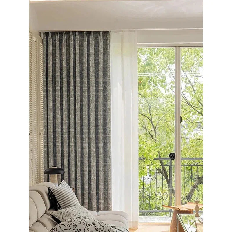 Rideaux élégants pour salon avec fenêtre coulissante, combinant design moderne et fonctionnalité pour un intérieur raffiné et lumineux. Transforme la décoration de votre pièce en offrant une ambiance chaleureuse avec une vue dégagée sur l'extérieur. Accessoire incontournable pour une maison contemporaine.