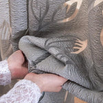 Voilage élégant aux motifs floraux en gris argenté, idéal pour embellir votre intérieur. Ce rideau décoratif apporte une touche de sophistication et d'intimité à votre espace de vie tout en laissant passer la lumière naturelle. Parfait pour salon, chambre ou bureau.