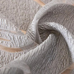 Drapé élégant de couleur gris clair avec un motif texturé sophistiqué, parfait pour la décoration intérieure contemporaine. Idéal pour apporter une touche chic et moderne à votre espace de vie.