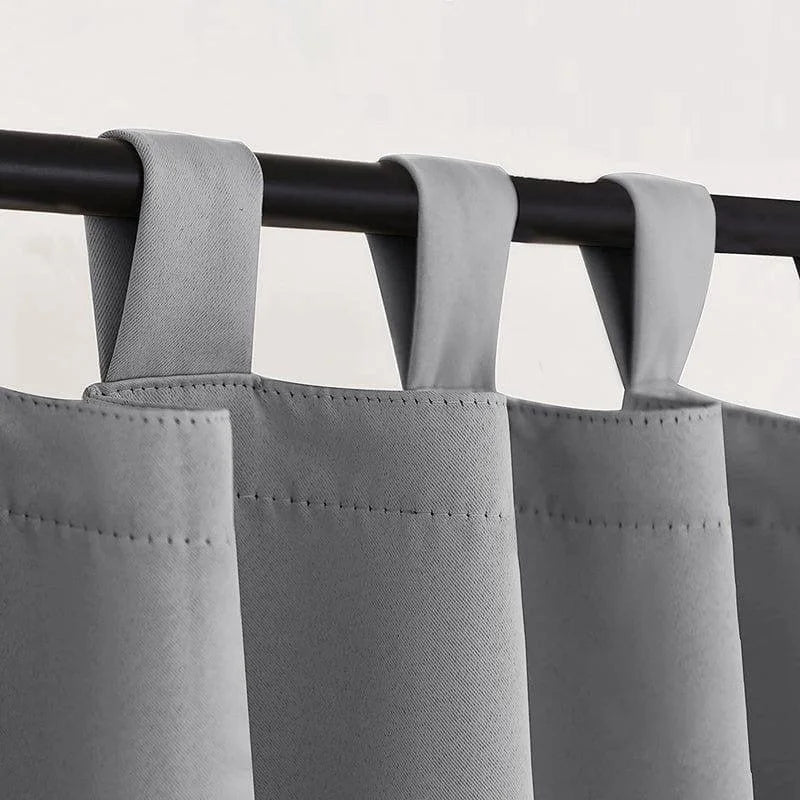 Rideau gris moderne avec pattes de fixation, idéal pour embellir votre intérieur. Convient parfaitement pour le salon ou la chambre, offrant une touche élégante et contemporaine. Facile à installer sur tringle, apportant style et fonctionnalité à votre espace.
