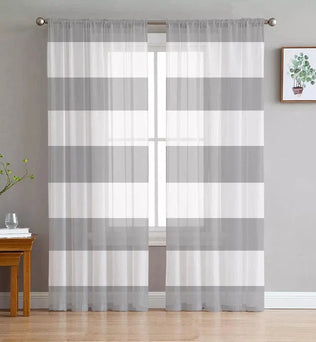 Voilage à rayures grises et blanches pour salon moderne, lumière naturelle, décoration intérieure élégante, ambiance lumineuse et aérée, habillage de fenêtre contemporain, style épuré et minimaliste.