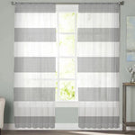 Rideaux transparents à rayures grises pour salon moderne, ajoutant une touche élégante et contemporaine à votre décoration intérieure, tout en laissant entrer la lumière naturelle. Transformez votre espace avec cet élément de design chic et sophistiqué, idéal pour une ambiance lumineuse et accueillante.