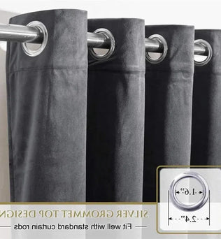 Rideau opaque gris avec œillets métalliques, conçu pour une installation facile sur des tringles standards, idéal pour bloquer la lumière et préserver l'intimité de votre intérieur. Design moderne et élégant, adapté à tout type de décoration.
