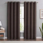Rideaux opaques gris foncé pour salon moderne, montés sur tringle en métal, parfaits pour créer une ambiance chaleureuse et intime tout en bloquant la lumière du jour. Décoration élégante idéale pour habiller vos fenêtres avec style.