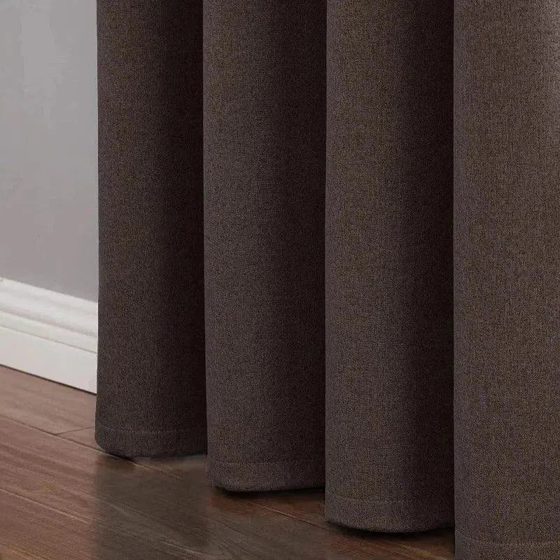 Rideau obscurcissant marron foncé, idéal pour le salon ou la chambre, apportant une ambiance chaleureuse et élégante, parfait pour un intérieur moderne.