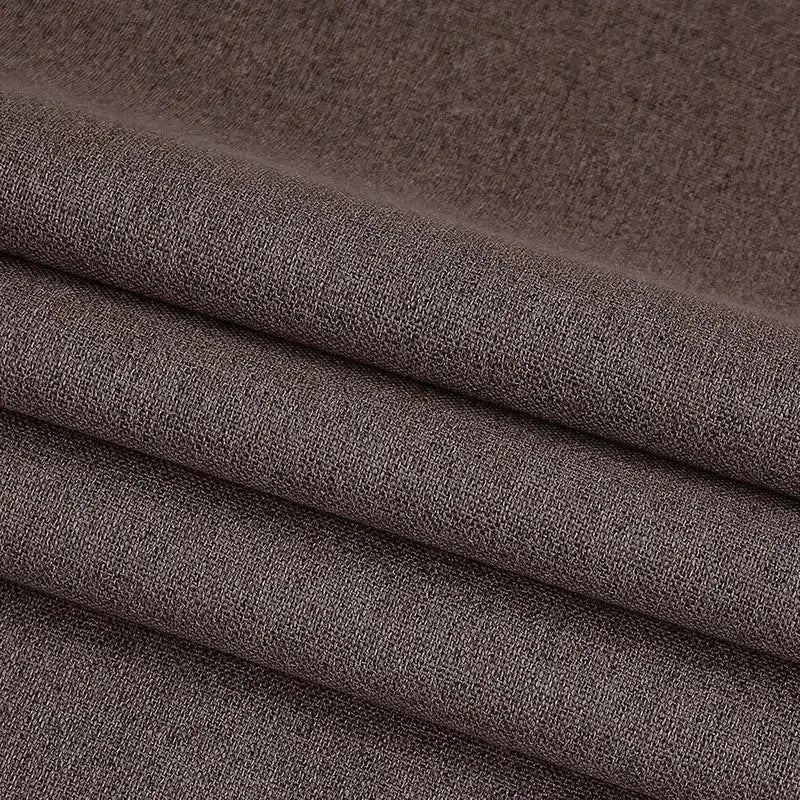 Tissu élégant de couleur marron foncé, parfait pour la décoration intérieure et la confection de vêtements. Idéal pour ajouter une touche de sophistication à votre projet créatif. Ce textile polyvalent offre une finition soignée qui rehaussera l’esthétique de votre espace.