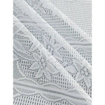 Voile blanc délicatement ajouré, idéal pour rideaux élégants et décoration intérieure chic. Design raffiné et motif orné, parfait pour ajouter une touche de sophistication à votre espace de vie avec style.