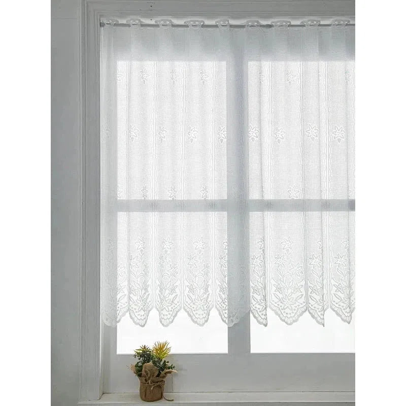 Voilage blanc élégant pour fenêtres, idéal pour ajouter une touche de sophistication à votre intérieur. Ce rideau ajouré laisse passer délicatement la lumière tout en préservant votre intimité. Parfait pour décorer salons, chambres ou cuisines. Design floral pour une ambiance chic et lumineuse.