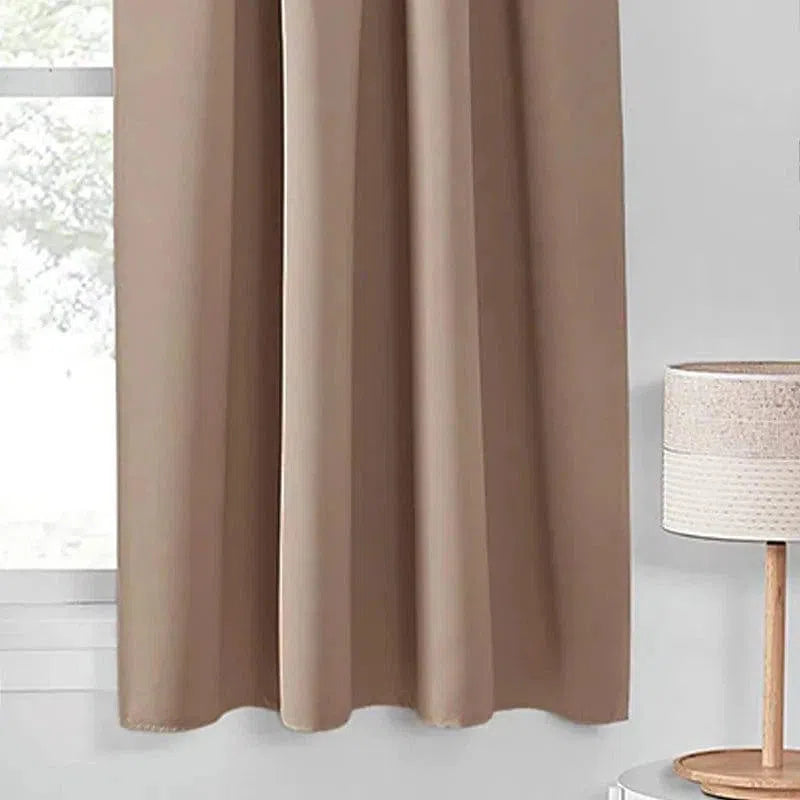 Rideau occultant beige élégant pour salon moderne, combinant style sobre et fonctionnalité. Accessoire déco parfait pour créer une ambiance chaleureuse et intime, assurant l'intimité et le confort de votre espace de vie. Idéal pour personnaliser votre décoration intérieure tout en bloquant efficacement la lumière extérieure.