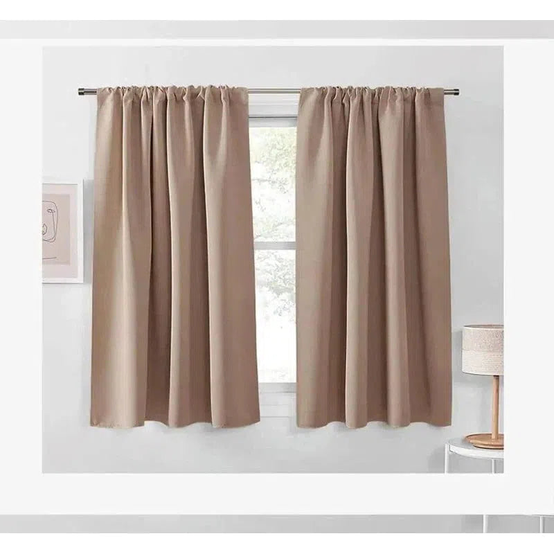 Rideaux opaques beige élégants dans un salon moderne lumineux, parfaits pour contrôler la lumière et apporter une touche de sophistication à la décoration intérieure. Idéaux pour une ambiance chaleureuse, s'adaptent aisément à divers styles de décoration.