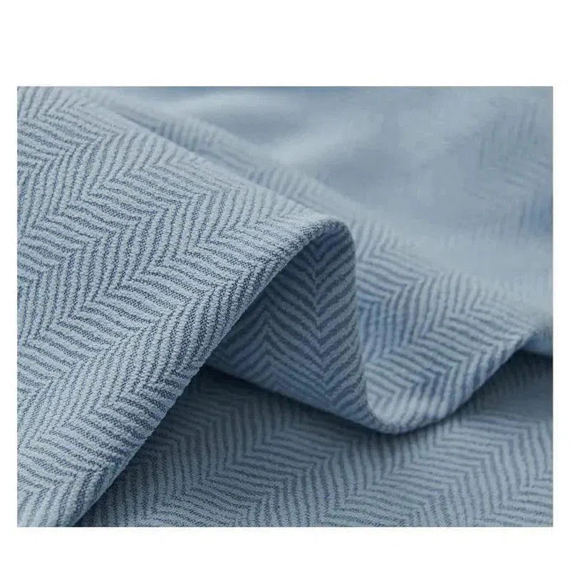 Tissu bleu motif chevrons, idéal pour la décoration intérieure et la confection de rideaux élégants. Visuel de texture en gros plan, parfait pour ajouter une touche raffinée et moderne à votre espace.