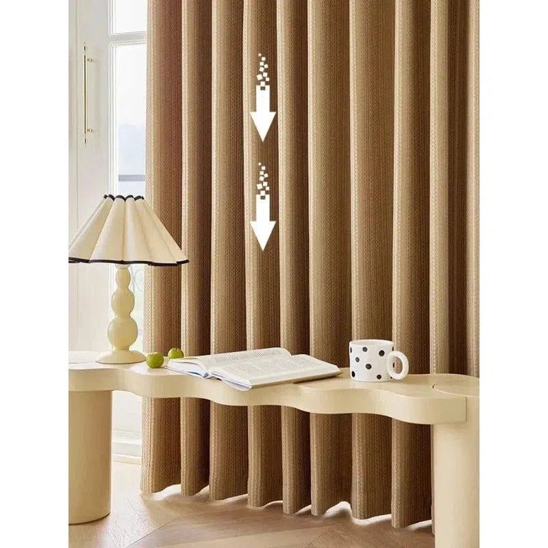 Rideau d'intérieur beige pour salon moderne, offrant une ambiance chaleureuse et élégante. Idéal pour filtrer la lumière tout en préservant l'intimité. Parfait pour les pièces de la maison nécessitant un style raffiné et contemporain. Accessoire décoratif complétant harmonieusement une table créative et une lampe design.