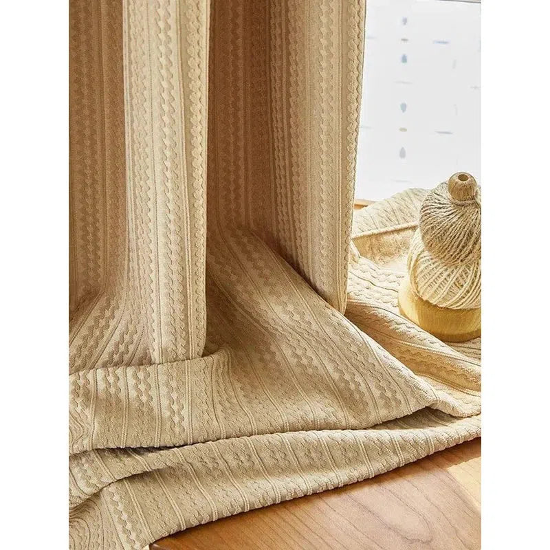 Rideau élégant beige avec motifs géométriques, parfait pour une ambiance chaleureuse dans votre salon ou chambre. Accessoire décoratif idéal pour apporter une touche de style et d'élégance à votre intérieur. Disponible en plusieurs dimensions.