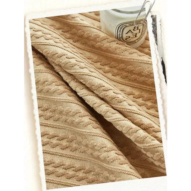 Drap beige avec motif texturé, idéal pour apporter une touche élégante et chaleureuse à votre intérieur, parfait pour une chambre à coucher ou un salon moderne. Ajoutez du charme à votre décoration avec cet accessoire tendance et raffiné.