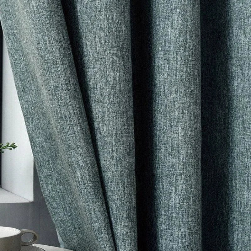 Rideau élégant gris foncé pour salon moderne, offre une ambiance sophistiquée. Idéal pour filtrer la lumière tout en ajoutant une touche de style à votre décoration intérieure. Ajustement facile pour toutes les fenêtres.