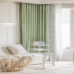 Rideaux verts élégants dans un salon moderne et lumineux, ajoutant une touche de sophistication naturelle à l'intérieur. Ces rideaux constituent un choix idéal pour ceux qui souhaitent améliorer l'esthétique de leur espace de vie tout en profitant d'une atmosphère sereine et apaisante. Idéal pour un style de décoration contemporaine, ce produit allie harmonieusement fonction et design.