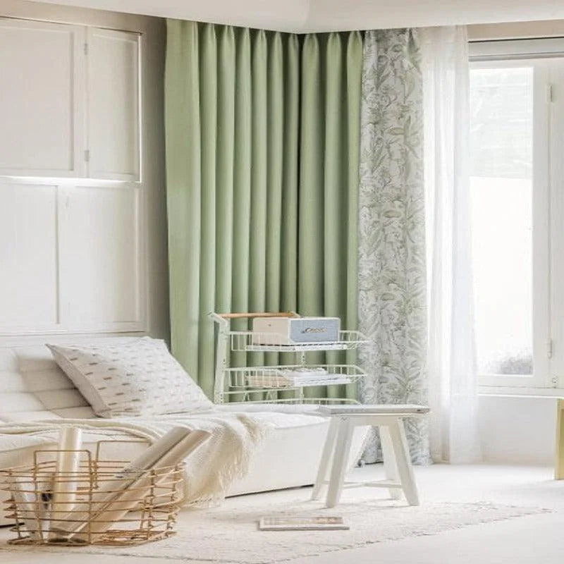 Rideaux verts élégants dans un salon moderne et lumineux, ajoutant une touche de sophistication naturelle à l'intérieur. Ces rideaux constituent un choix idéal pour ceux qui souhaitent améliorer l'esthétique de leur espace de vie tout en profitant d'une atmosphère sereine et apaisante. Idéal pour un style de décoration contemporaine, ce produit allie harmonieusement fonction et design.