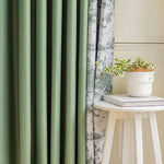 Rideaux vert clair avec motif toile de Jouy, parfaits pour ajouter une touche élégante à votre intérieur. Design sophistiqué avec une doublure qui complète la décoration de votre salon ou chambre. Idéal pour créer une ambiance chaleureuse et accueillante. Visitez notre site pour découvrir plus d'options de décoration pour votre maison.