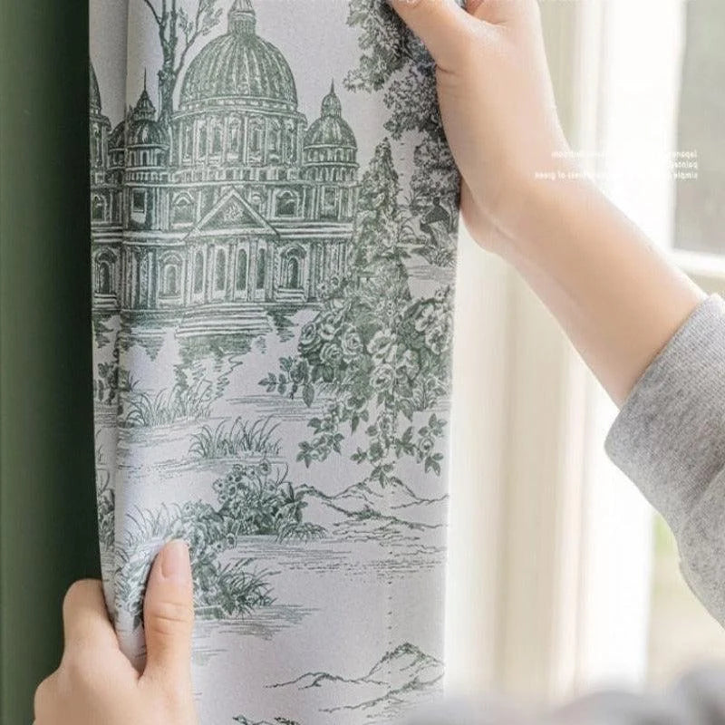 Rideau décoratif avec motif architectural, idéal pour ajouter une touche d'élégance à votre intérieur. Ce design raffiné et artistique met en valeur des illustrations de bâtiments classiques entourés de végétation luxuriante. Parfait pour des salons, chambres ou espaces de travail souhaitant un accent visuel sophistiqué.