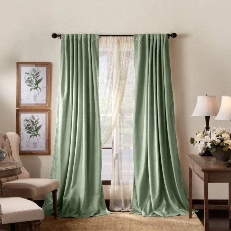 Rideaux élégants de couleur verte, parfaits pour ajouter une touche de sophistication à votre salon. Ces rideaux longent une fenêtre, offrant une ambiance lumineuse et raffinée, idéale pour un agencement harmonieux et moderne. Transformez votre intérieur avec ce style classique et intemporel.