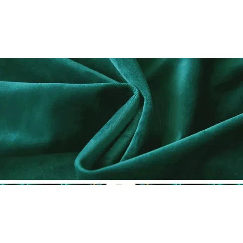 Image d'un tissu vert émeraude luxueux et élégant. Parfait pour la création de vêtements haute couture ou de décoration intérieure sophistiquée. Idéal pour ajouter une touche de couleur riche et vibrante à vos projets de mode ou de design.