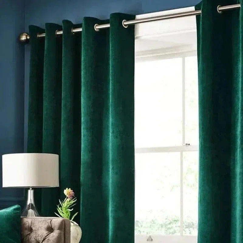 Rideaux élégants de couleur verte soigneusement installés dans un salon moderne, offrant un aspect luxueux et une ambiance chaleureuse. Idéal pour améliorer la décoration intérieure et contrôler la lumière naturelle. Accessoire de maison essentiel pour créer un espace accueillant et chic.