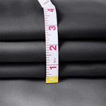 Empilement de tissu gris mesuré avec un ruban à mesurer, montrant la longueur précise en centimètres. Convient pour la confection de vêtements sur mesure, décoration intérieure et divers projets de couture. Disponibilité en plusieurs longueurs pour répondre aux besoins spécifiques des clients.