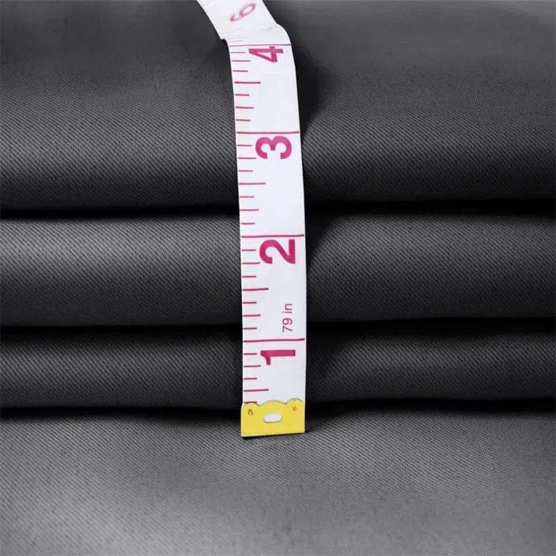 Empilement de tissu gris mesuré avec un ruban à mesurer, montrant la longueur précise en centimètres. Convient pour la confection de vêtements sur mesure, décoration intérieure et divers projets de couture. Disponibilité en plusieurs longueurs pour répondre aux besoins spécifiques des clients.