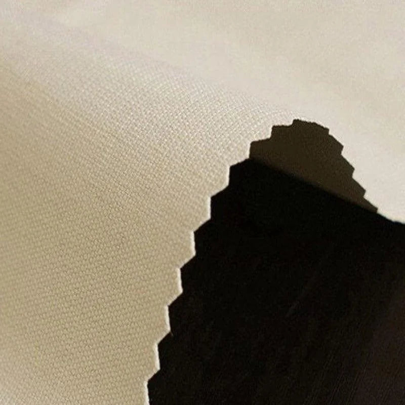 Image d'un tissu beige avec une texture marquée, idéal pour des projets de couture ou de décoration intérieure. Sa finition nette et ses bords dentelés ajoutent une touche élégante et moderne, parfaite pour des créations personnalisées.
